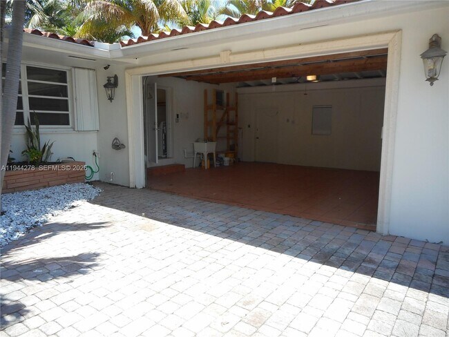 Building Photo - 2325 Magnolia Dr