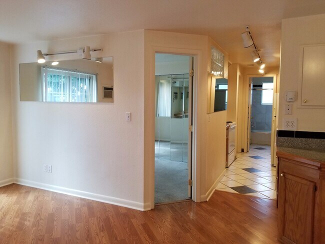 Building Photo - RENT SPECIAL & LEASE OPTIONS! Cat-friendly...