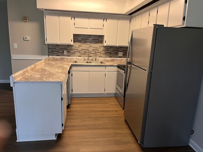 Building Photo - Relax and Enjoy Lake Royale!