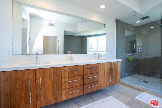 Building Photo - 3865 Buena Park Dr