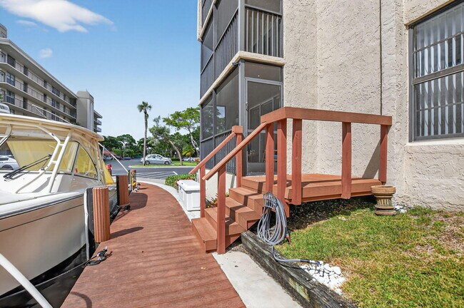 Building Photo - 8 Royal Palm Way