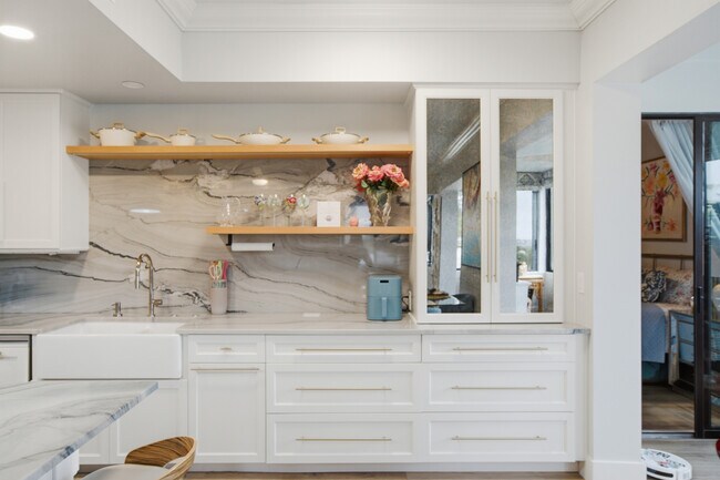 Building Photo - 150 SE Four Winds Dr