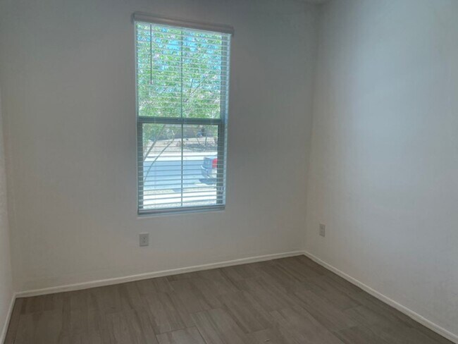 Building Photo - 7750 S Crested Spring Dr
