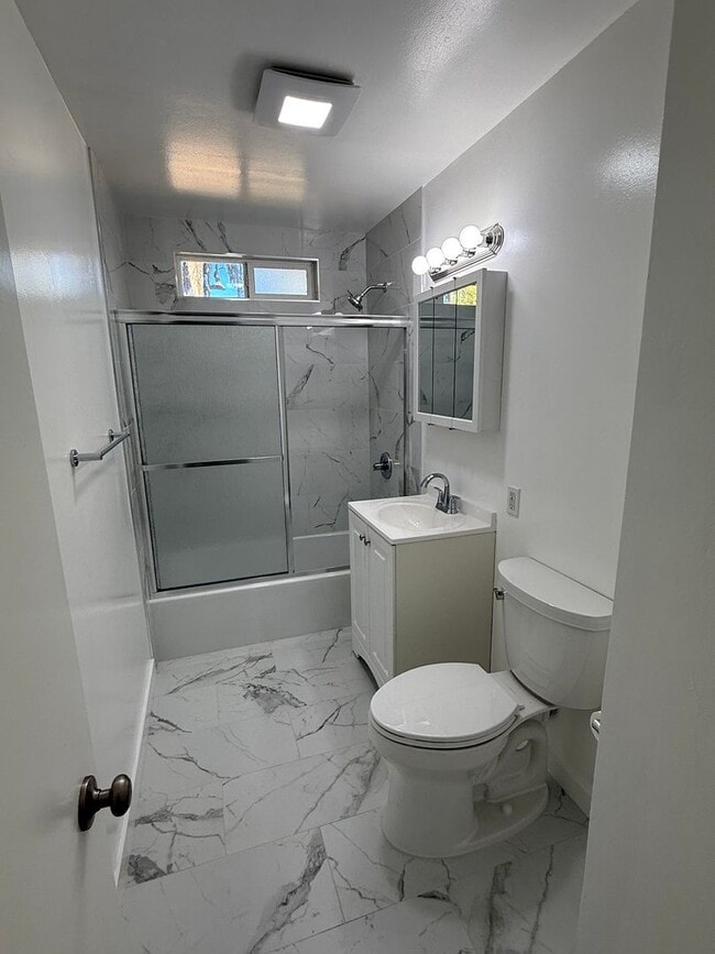 Building Photo - Updated Redwood City Home! New Bath, Fresh...