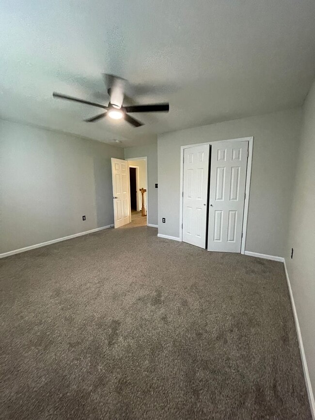 Building Photo - GREAT LOCATION! PLENTY OF STORAGE!