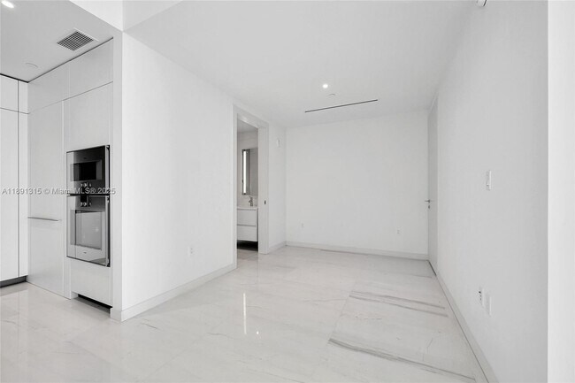 Building Photo - 300 Biscayne Blvd Way