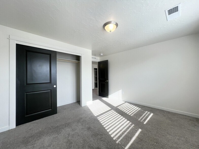 Building Photo - 3315 S Cabin Creek Way