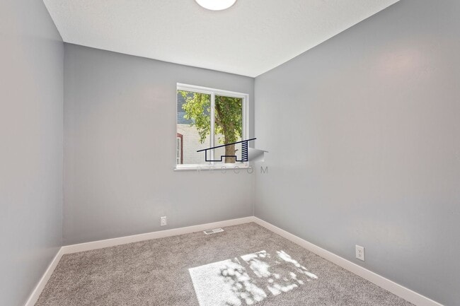 Building Photo - Updated Ogden 4 Bedroom 2 Bathroom Home Av...