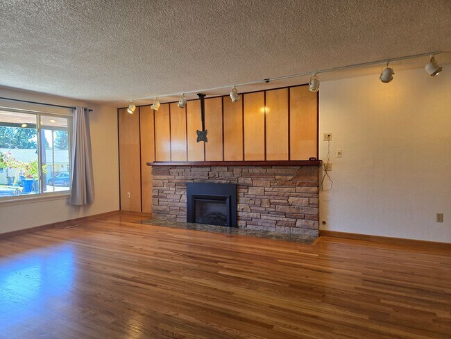 Building Photo - Spacious North Tacoma Rambler