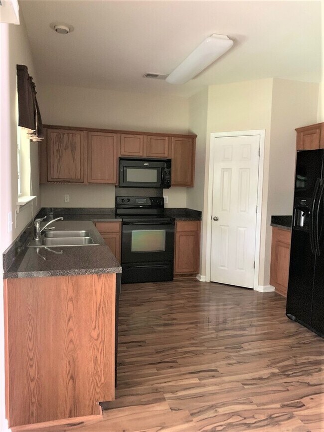 Building Photo - Beautiful town home in Summerville