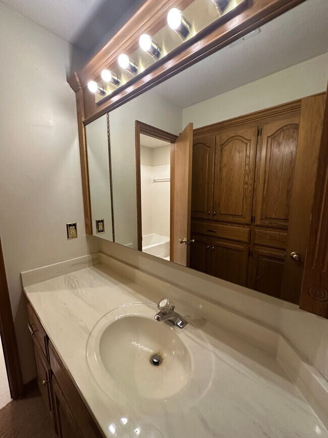 Building Photo - 4 Bed, 2.5 Bath Brick home with 2 car garage