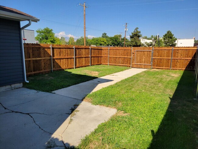 Building Photo - Newly Renovated Townhouse - Pet Friendly!!