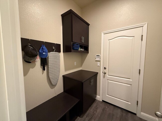 Building Photo - Upgraded single story home in Manteca!