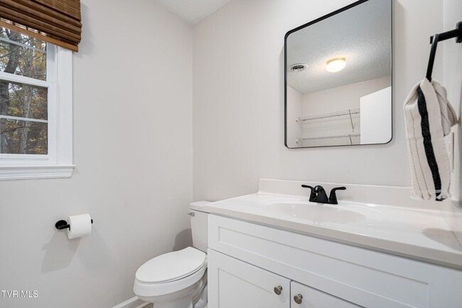 Building Photo - 2 Bdrm / 1.5 Bath Townhouse in Johnson City - Near ETSU, JCMC & VA