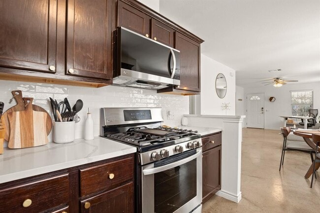 Building Photo - 7000 Villita Avenida