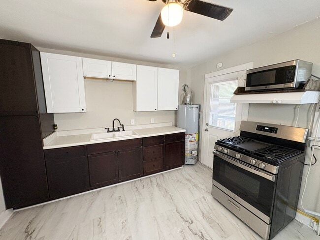Building Photo - 2 Bedroom and 1 Bath Home