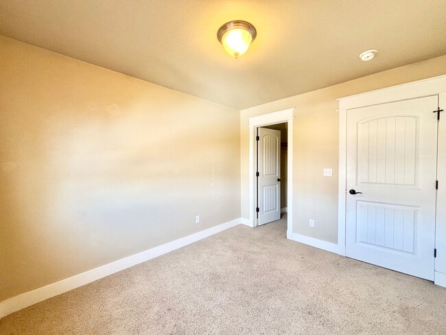 Building Photo - 3 Bedroom 2 1/2 Bath in Bozeman