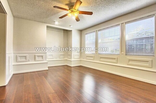 Building Photo - 3 Bed, 2.5 Baths Home with Family Room and Office in Mt. Vista