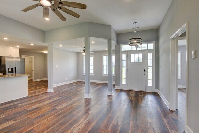 Building Photo - 133 Riverbend Dr