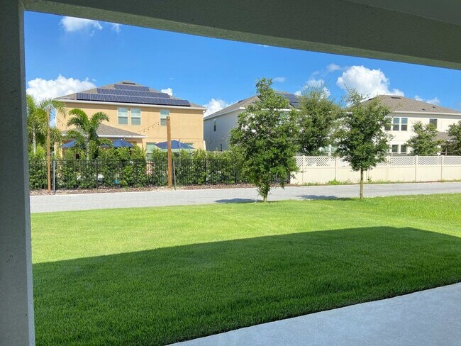 Building Photo - 8931 Lookout Pointe Dr