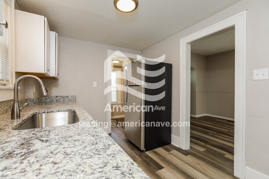 Building Photo - 1734 Brussels St