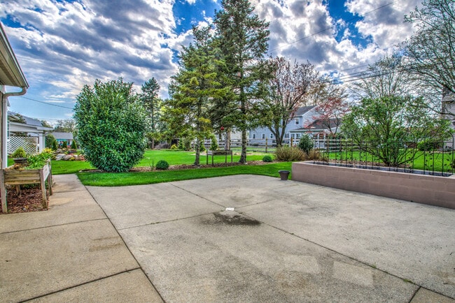 Building Photo - 1827 Larchmont Ln