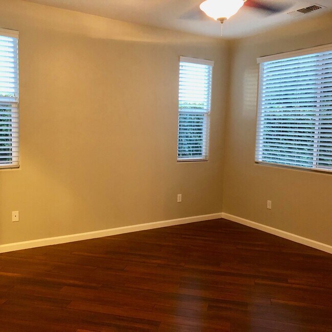 Building Photo - $2,695 Shepherd & Clovis, 3 Bed +Loft, Bea...
