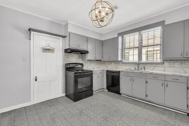 Building Photo - 2 bed/1 bath apartment