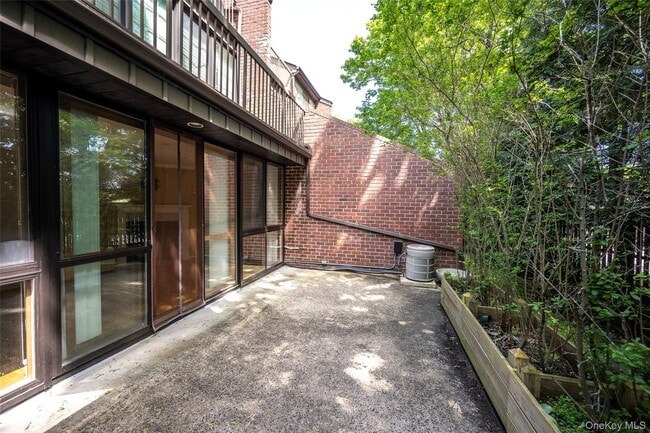 Building Photo - 150 N Bedford Rd