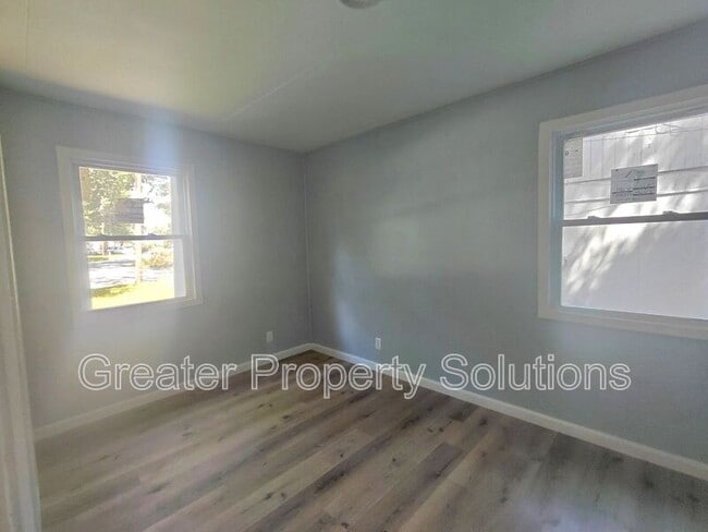 Building Photo - 2309 Del Plain Ave