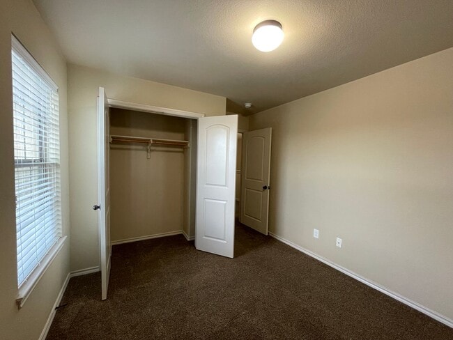 Building Photo - Townhome for rent