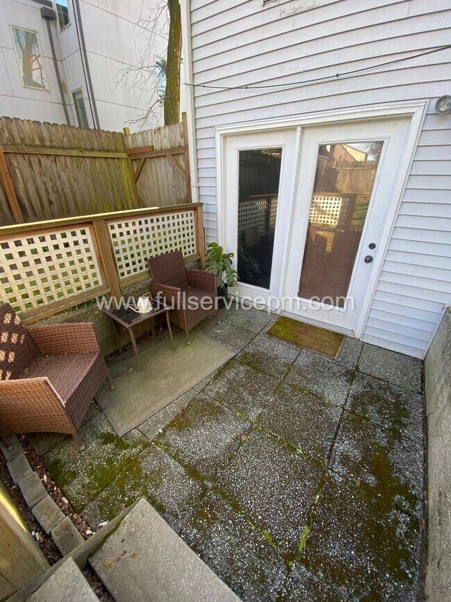 Building Photo - 8008 Roosevelt Way NE