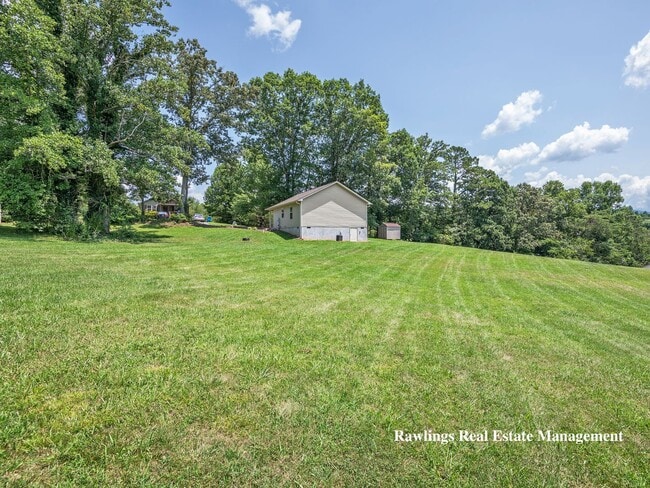 Building Photo - Charming Weaverville Bungalow