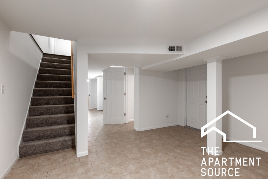 Building Photo - 1260 N Greenview Ave