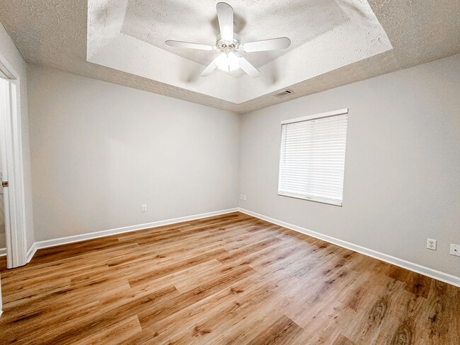 Building Photo - Great Gainesville location - 2/2 with Garage!