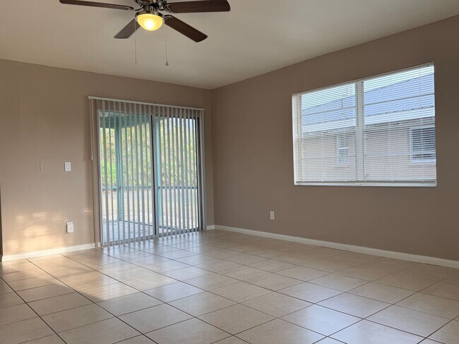 Building Photo - 2 Bedroom 1 Bath Duplex In Cape Coral
