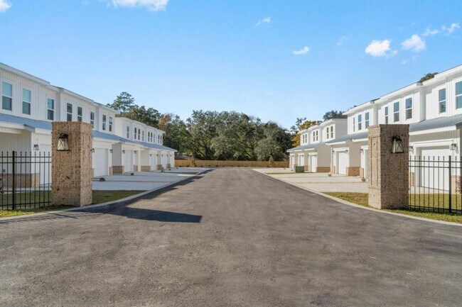 Primary Photo - 533 Hill Ln