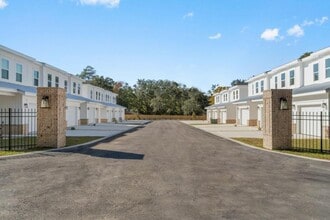 Building Photo - 533 Hill Ln