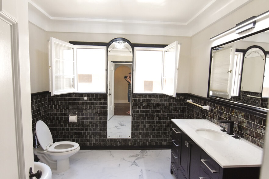 Guest bathroom - 1242 Stearns Dr