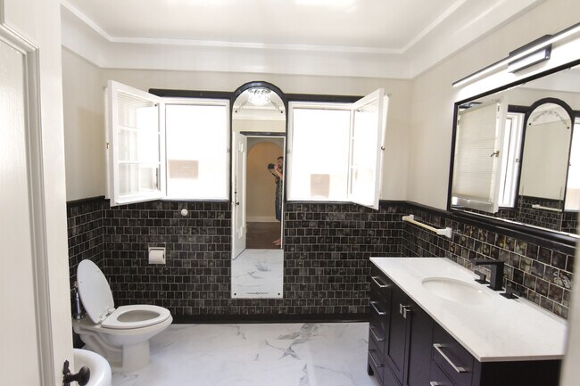Guest bathroom - 1242 Stearns Dr