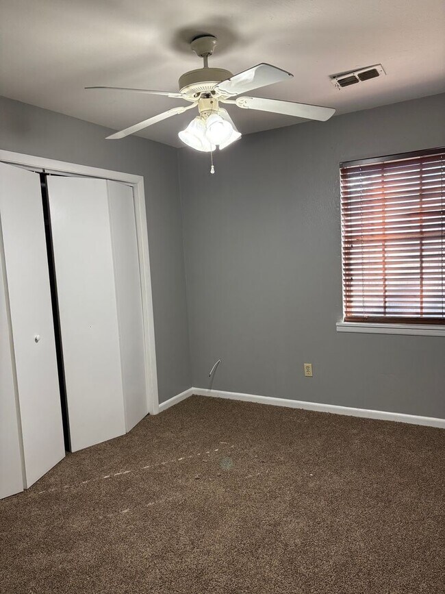 Building Photo - 3bed/1.5 Bath Duplex Astoria Park