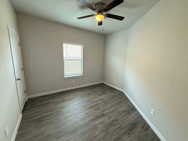 Building Photo - 3bd 2ba Prime Location