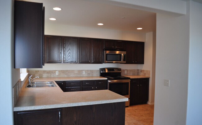 Building Photo - 3 Bedroom 2 Bathroom Condo * Flexible Leas...
