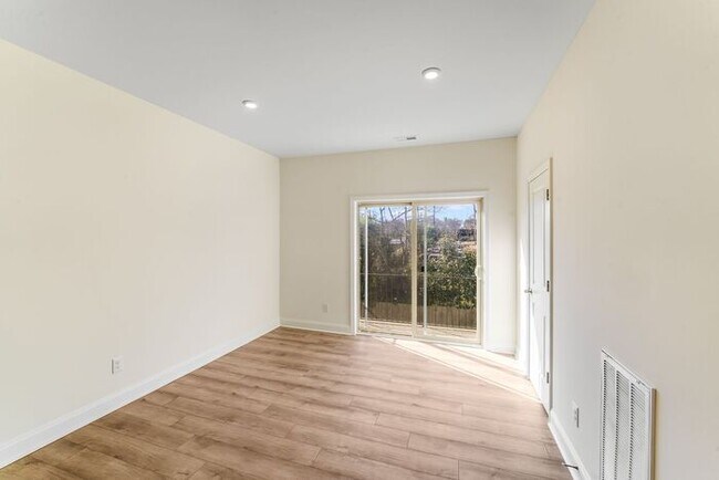 Building Photo - 2BR Townhome w/ 2 En-Suite Baths + Garage in 28208