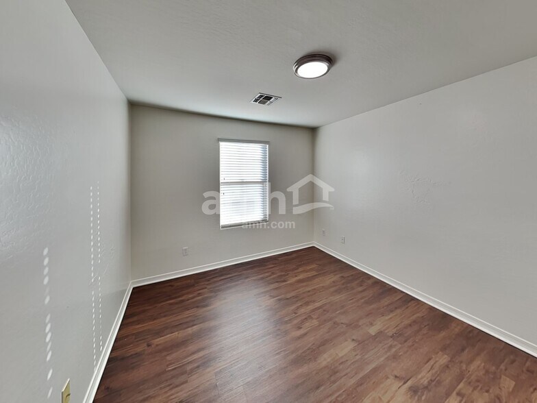 Building Photo - 11054 E Stearn Ave