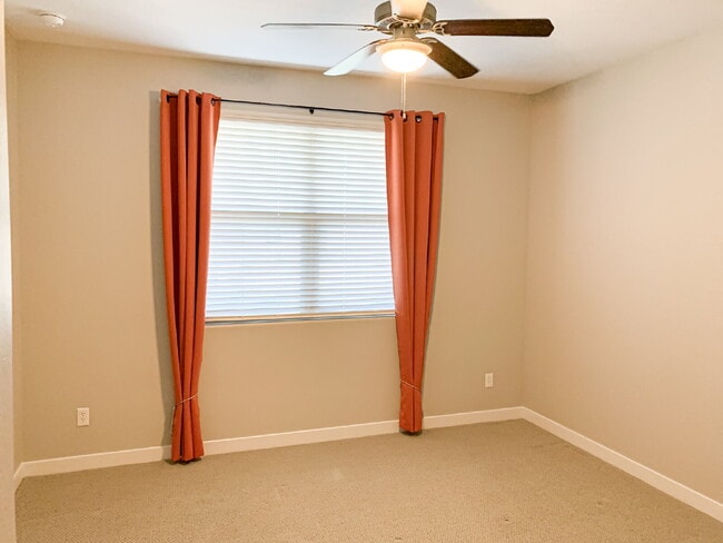 Building Photo - "Spacious 3-Bed, 3-Bath Mesa Retreat with ...