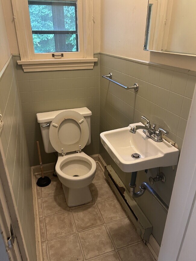 Building Photo - 4 Bedroom, 1.5 Bathroom - Available Now!