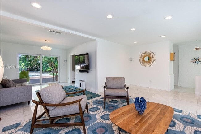 Building Photo - 14610 Tarpon Dr