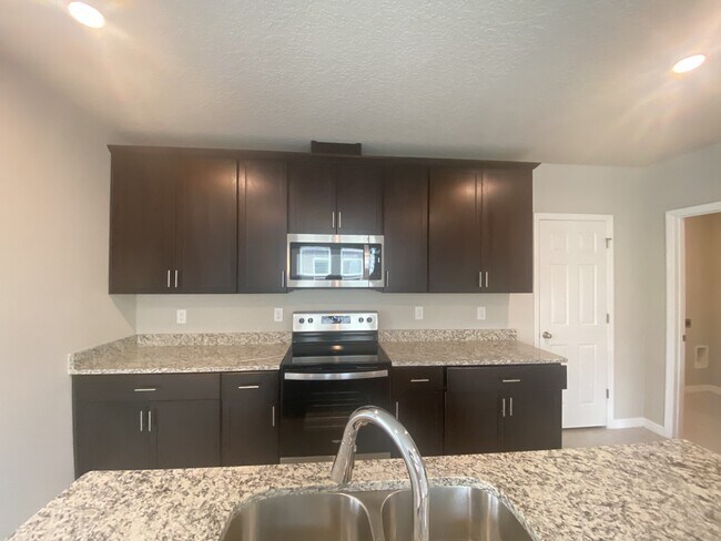 Building Photo - 3146 Bella Vista Dr