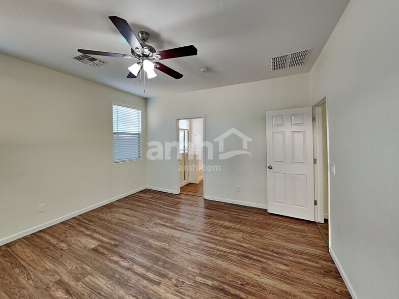 Building Photo - 2975 E Merlot St